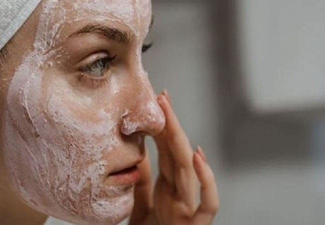 Skin care: चेहरे पर स्क्रब करना क्यों होता है जरुरी, जान लें स्क्रबिंग का सही तरीका और फायदे