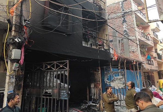 Delhi News: दिल्ली के शास्त्री नगर में एक घर में लगी भीषण आग, चार लोगो की मौत