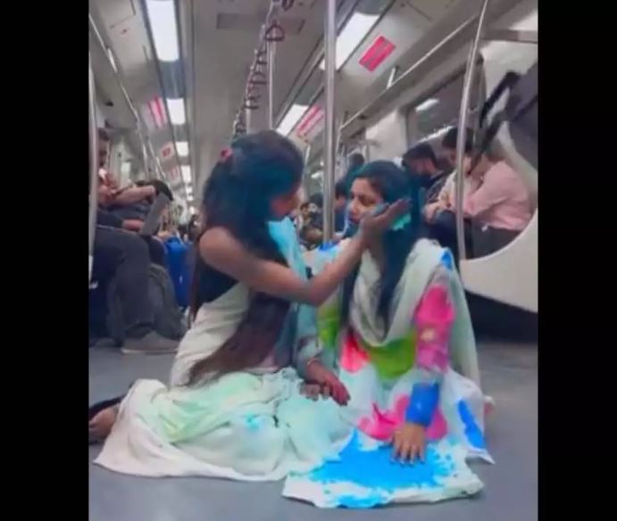 Metro video: होली के नाम पर मेट्रो में दो लड़कियों ने की अश्लील हरकत, देख डॉग रह गए दंग
