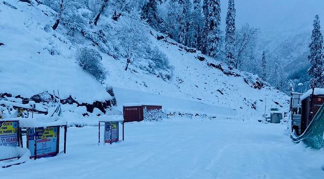 Snowfall In Himachal : हिमाचल के ऊपरी क्षेत्रों में बर्फ ही बर्फ नजर आ रही , एनएच पर पहाड़ी से पत्थरों के गिरने से मार्ग अवरूद्ध