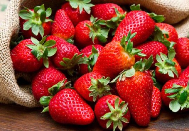 स्ट्रॉबेरी का सेवन करने से दिल और दिमाग रहता है स्वस्थ्य, खाने से होते हैं ये फायदे