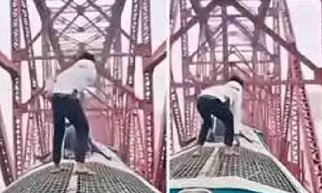 Shocking Stunt Video: चलती ट्रेन की छत पर चढ़कर स्टंट कर रहा था लड़का, और फिर …