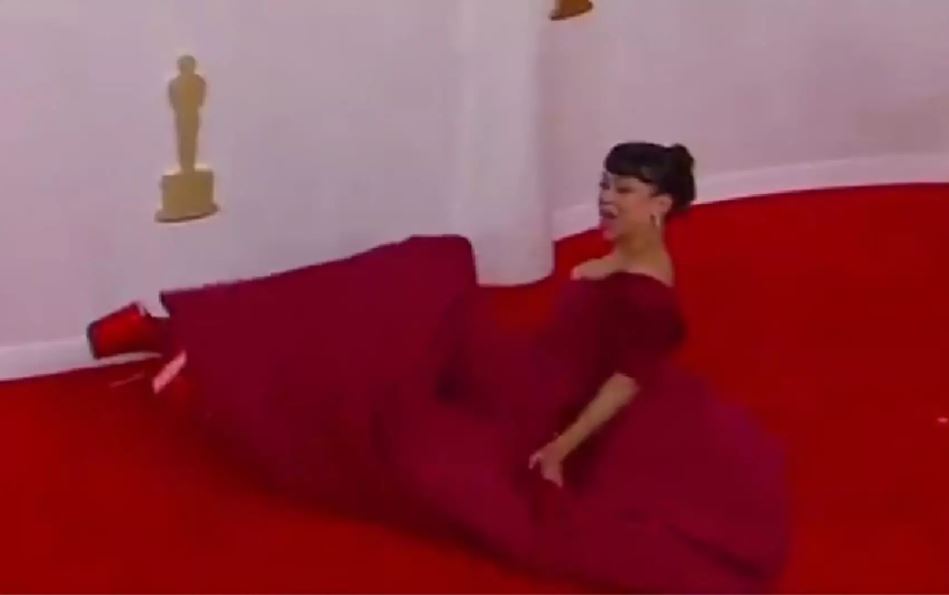 VIDEO: Awards Show में रेड कारपेट पर गिरी लिज़ा कोशी, वीडियो हुआ वायरल