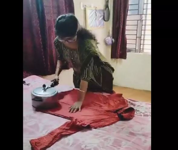 Jugaad Video: महिला ने कपड़े प्रेस करनबे का निकाला गजब जुगाड़, देख लोग हुए हैरान