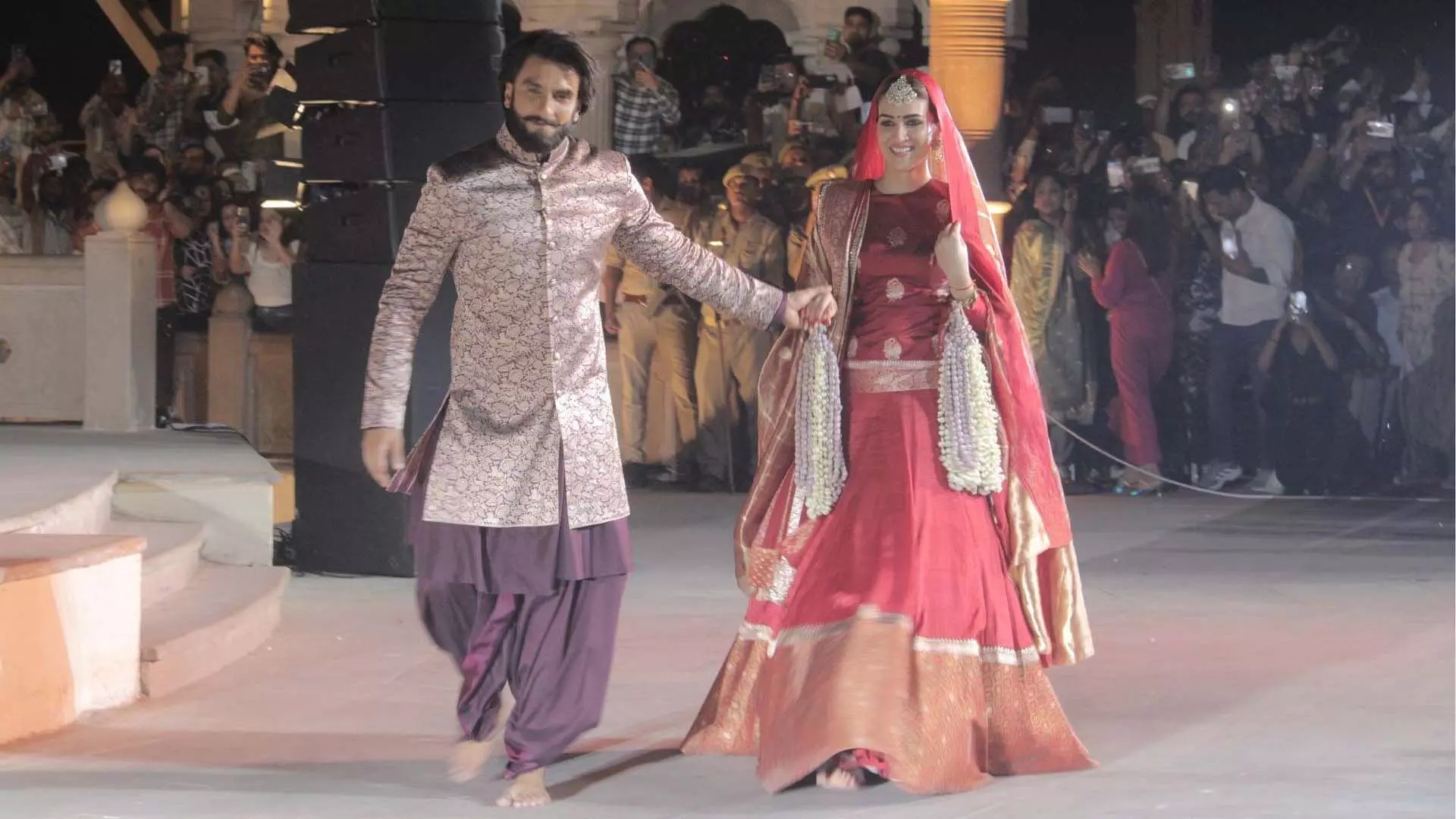 Dharohar Kashi Fashion Show: रणवीर और कृति ने गंगा किनारे रैंप वॉक में लगाए चार चांद, देखें वीडियो