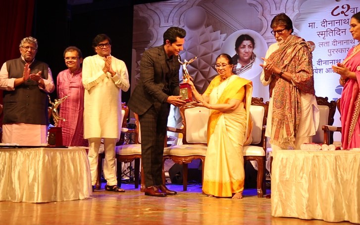 Lata Dinanath Mangeshkar Award: लता दीनानाथ मंगेशकर अवॉर्ड से नवाजे गए रणदीप हुड्डा