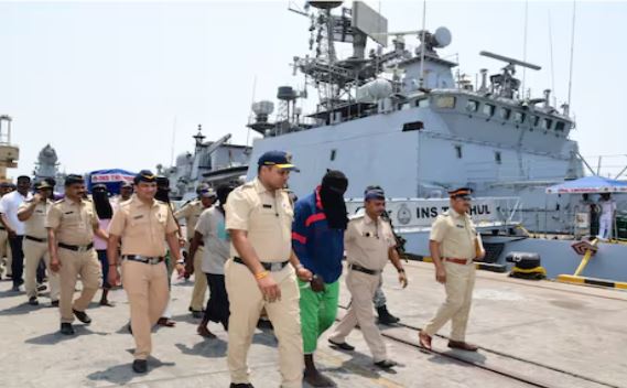 Somalia Coast Pirates Prought To India : सोमालिया तट से पकड़े गए 9 समुद्री लुटेरे भारत लाए गए , नौसेना ने मुंबई पुलिस के हवाले कर दिया