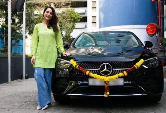 Actress Kusha Kapila Mercedes-Benz E Class : मर्सिडीज-बेंज ई क्लास की बनीं मालकिन,जानें कीमत और फीचर्स
