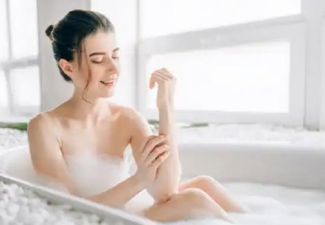 Benefits of bathing with hot water in bathtub