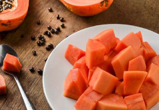 Benefits of eating papaya: डेली सुबह खाली पेट पपीता खाने से सेहत को ही नहीं स्किन को भी होते हैं ये गजब के फायदे