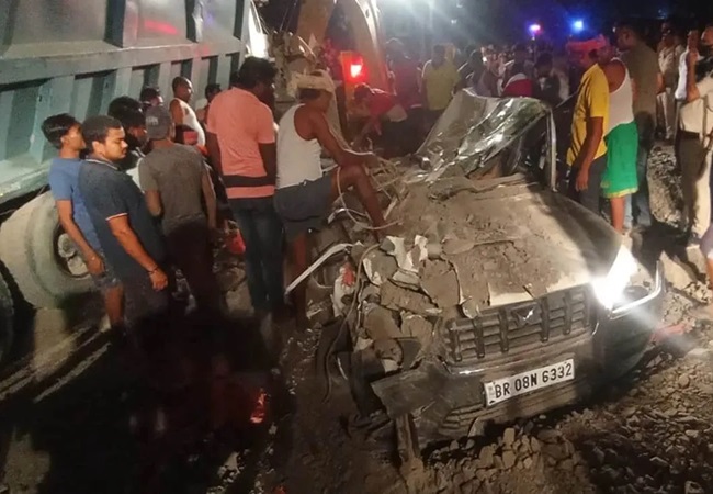 Bhagalpur Road Accident : भागलपुर में स्कॉर्पियो पर पलटा हाईवा, एक बच्चे समेत छह बरातियों की मौत