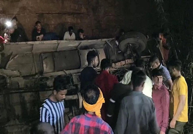 Bus accident: छत्तीसगढ़ के दुर्ग में दर्दनाक हादसा, यात्रियों से भरी बस खाई में गिरी, 12 लोगो की मौत, पीएम मोदी ने जताया दुख