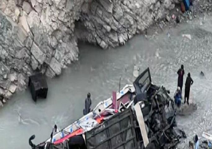 Pakistan : बलूचिस्तान प्रांत में खाई में गिरी बस, 17 तीर्थयात्रियों की मौत