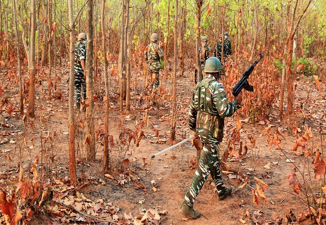 Naxalite Encounter : अबुझमाड़ के जंगलों में सुरक्षाबलों ने नक्सलियों को घेरा, फायरिंग में 7 माओवादी ढेर