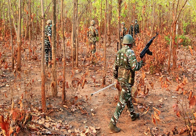 Naxal Encounter : दंतेवाड़ा-बीजापुर सीमा पर सुरक्षा बलों ने मुठभेड़ में नौ माओवादी किये ढेर, गोलीबारी जारी