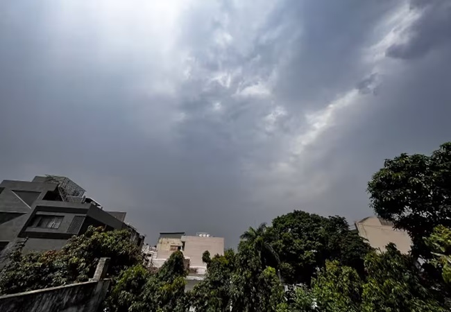 Delhi-NCR Weather : तेज हवाओं के साथ दिल्ली-एनसीआर में करवट लेगा मौसम, बूंदाबांदी के आसार