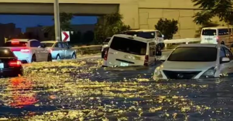 Dubai Flood : दुबई में बाढ़ बनी आफत , इंडियन एंबेसी ने भारतीयों के लिए जारी किया हेल्पलाइन नंबर