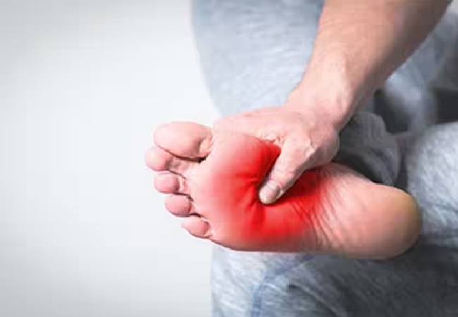 Foot pain problems: पैरों के दर्द से रहते हैं परेशान तो इन चीजोंं को लगाने से मिलेगा तुरंत आराम