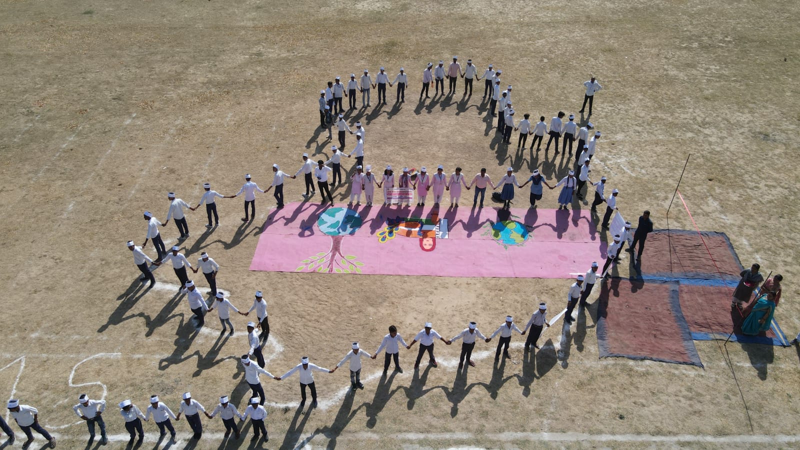 गोण्डा जनपद में पृथ्वी दिवस के अवसर पर स्कूली बच्चों ने 74. 86 किलोमीटर लंबी बनाई मानव श्रृंखला