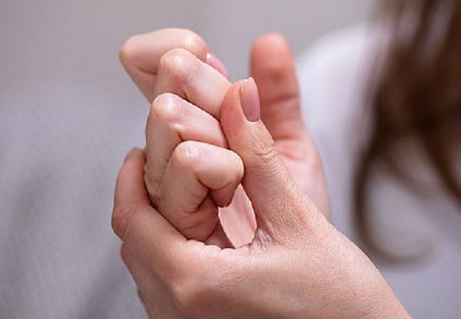 Habit of snapping fingers: खाली बैठे बैठे कहीं आप भी नहीं चटकाते रहते उंगलियां, हो सकती हैं ये दिक्कतें