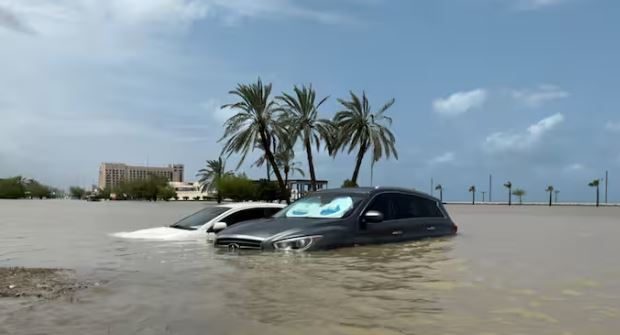 Heavy rain in Dubai : दुबई में भारी बारिश से जलमग्न हुआ हवाई अड्डा , घरों में भी घुसा पानी
