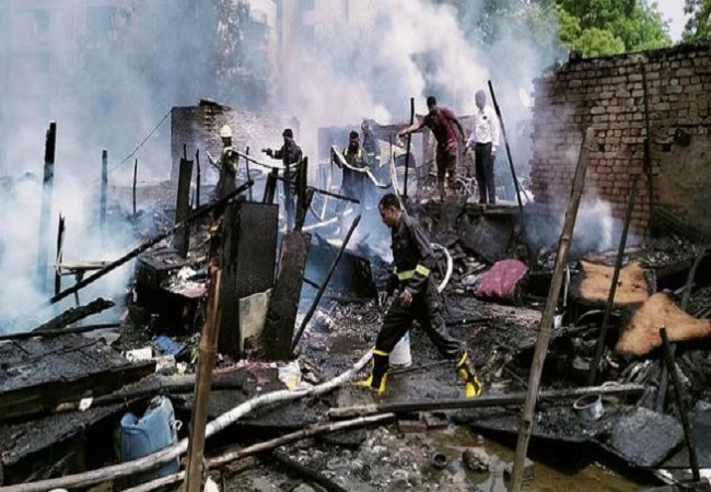 Huge fire broke out in slums: गाजियाबाद में झुग्गियों में लगी भीषण आग, सिलेंडरो में हुए ब्लास्ट, कई झुग्गियांं जल कर राख