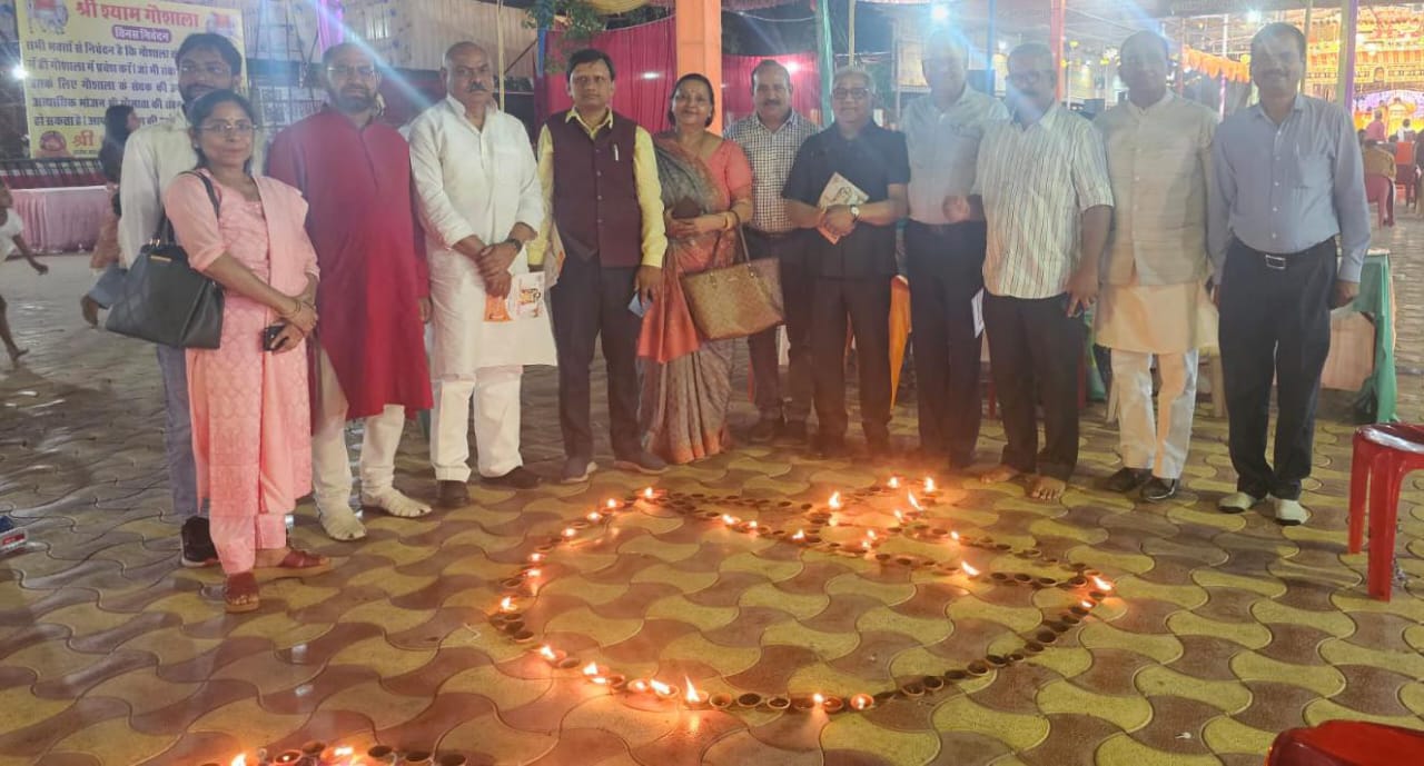 भारतीय नववर्ष की पूर्व संध्या पर गोमती तट पर दीप प्रज्वलन कर नववर्ष चेतना समिति ने किया स्वागत