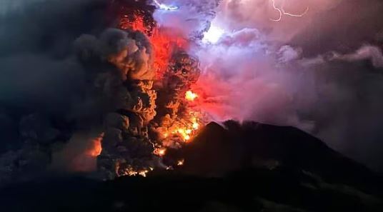 Indonesia Volcano : इंडोनेशिया में 3 दिन में 5 बार फटा ज्वालामुखी , सैकड़ों लोगों को निकाला गया