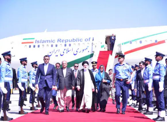 Iran President Seyyed Ebrahim Raisi Pakistan : ईरानी राष्‍ट्रपत‍ि 7 साल बाद पहुंचे पाकिस्‍तान, दौरा शीर्ष नेताओं से मुलाकात करेंगे