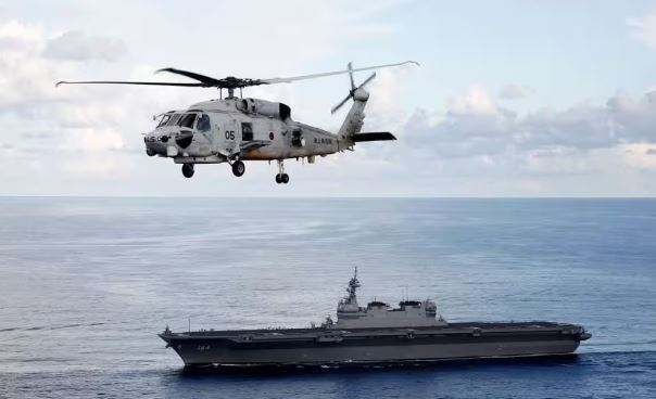 Japanese Navy helicopter crash : जापानी नौसेना के 2 हेलीकॉप्टर हुए दुर्घटना के शिकार , हादसे में एक क्रू मेंबर की मौत और 7 लापता