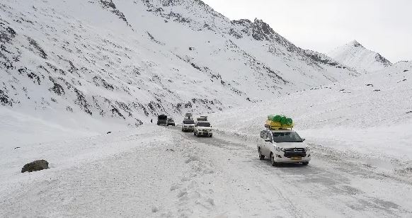 Leh Ladakh Tourism : ज़ोजीला पास खुलने से लेह जाना आसान,बर्फ की मोटी चादर पर्यटकों के लिए प्रमुख आकर्षण है