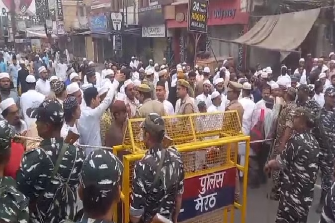 Meerut News : सड़क पर नमाज पढ़ने को लेकर पुलिस से नोकझोंक, लगे ‘अल्लाह हू अकबर’ के नारे