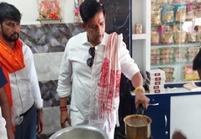 Ravi Kishan was seen grinding ginger and making tea