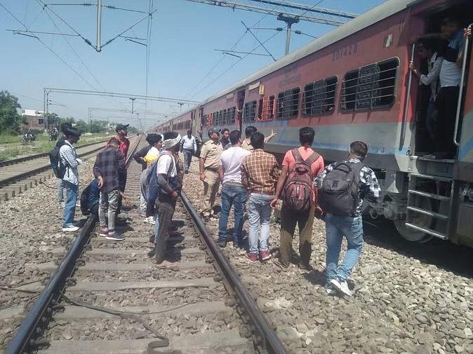 अहमदाबाद-ऋषिकेश योगा एक्सप्रेस ट्रेन के कोच में लगी आग, यात्रियों में मची अफरा-तफरी