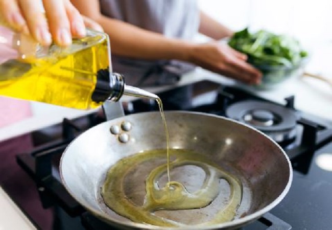 Side effects of refined oil: अगर खाना पकाने में करती हैं रिफाइंड ऑयल का इस्तेमाल, तो जान ले इसके सेवन से होने वाले ये नुकसान