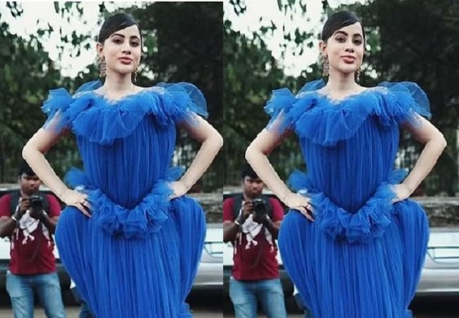 सौ किलो की ब्लू कलर की डिफरेंट ड्रेस में नजर आयीं Urfi Javed, देख कर लोगो के उड़ गए होश
