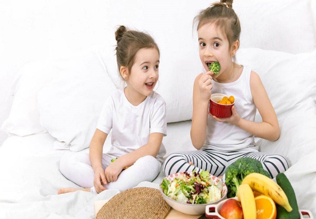 feed these super foods to children: अपने बच्चों को डेली खिलाएं ये दो सुपरफूड्स तेजी से बढ़ेगी मेमोरी और इम्यूनिटी