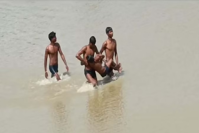 हमीरपुर में तालाब में नहाने गए तीन बच्चों की डूबकर मौत,परिजनों में मचा कोहराम