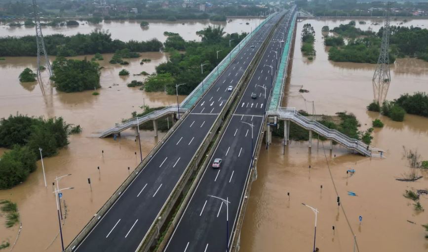 China heavy rain : चीन में भारी बारिश और बाढ़ की चेतावनी , लोगों को सुरक्षित स्थानों पर भेजा गया