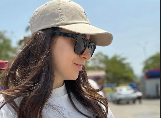 karishma-kapoor-shared-total-pictures-of-the-road-trip-pictures-went-viral