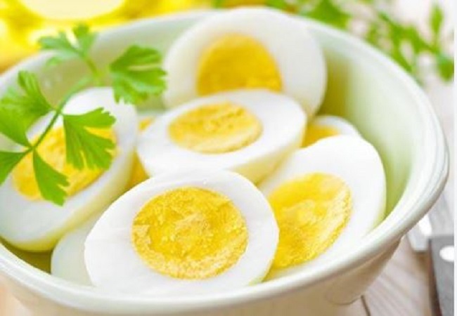 Symptoms Protein Deficiency: प्रोटीन के लिए डेली दो अंडे खा लेना ही काफी नहीं, नजर आ रहे हैं ये लक्षण तो हो जाएं सतर्क