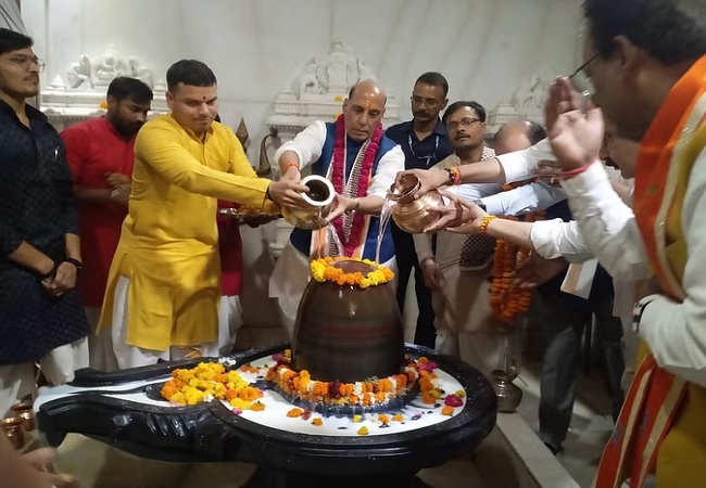 Lucknow News : नामांकन से पहले हनुमान सेतु मंदिर में राजनाथ सिंह ने की पूजा, थोड़ी ही देर में पहुंचेंगे भाजपा मुख्यालय