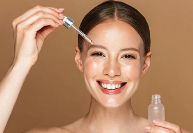 Beauty Tips: चेहरे पर डेली करती है सीरम का इस्तेमाल, तो भूलकर न करें इसके साथ इन चीजोंं का इस्तेमाल