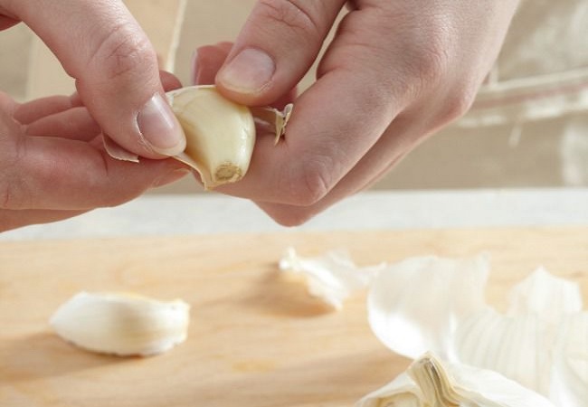 Tips to remove garlic peel easily: लहसुन छिलना लगता है मेहनत और घंटो का काम, तो इस टिप्स को फॉलो करके मिनटों में हट जाएंगे लहसुन के छिलके