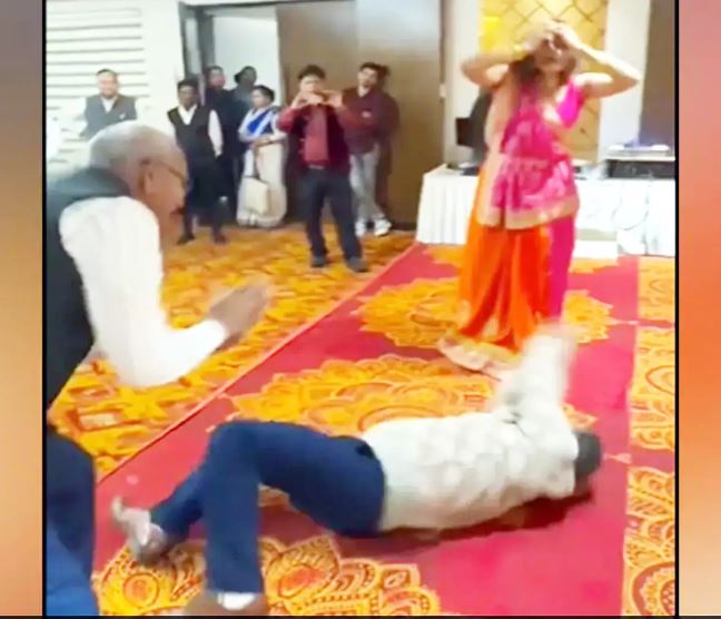 Girl Nagin Dance Video: महिला को नगीन डांस करते देख जमीन पर लोटने लगा शख्स, और फिर …