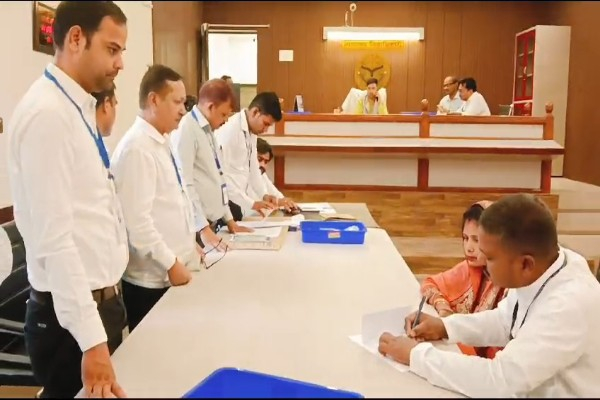 Maharajganj:पहले दिन 6 दावेदारों ने खरीदा नामांकन पत्र