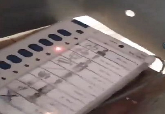 Viral Video: आठ बार वोट करने और वीडियो सोशल मीडिया में पोस्ट करने वाला व्यक्ति गिरफ्तार, अखिलेश यादव ने की थी कार्ऱवाई की मांग