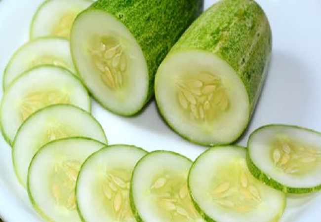 Benefits of eating cucumber: गर्मियों में खूब खायें खीरा, शरीर ठंडा रखने के अलावा होते हैं कई फायदे