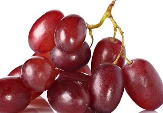 Benefits of red grapes: आंखो की सूजन और मोतियाबिंद से बचाता है लाल अंगूर