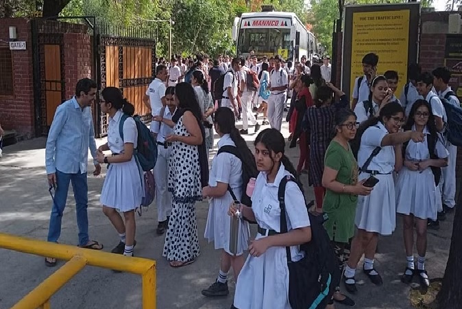 Delhi School Bomb Threat : दिल्ली-एनसीआर के 100 से ज्यादा स्कूलों को बम से उड़ाने की मिली धमकी